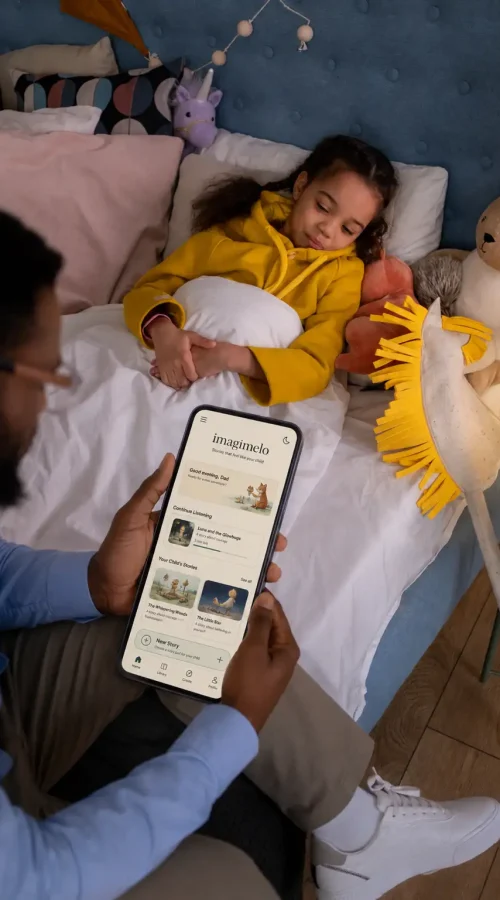 Parent utilisant l’application Imagimelo pour retrouver des histoires personnalisées pour enfant pendant un moment calme au coucher.