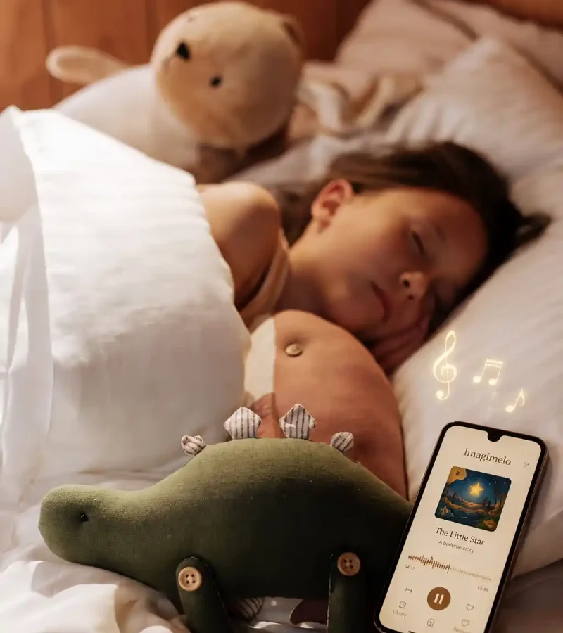 Enfant endormi pendant l’écoute d’une histoire audio personnalisée sur l’application Imagimelo, avec smartphone et notes dorées.